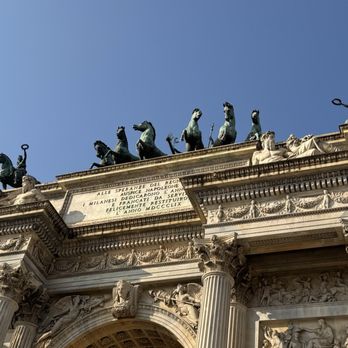 Arco della Pace - Horses on the edge of - Landmarks & Historical Buildings Near Me - Milan, Michigan