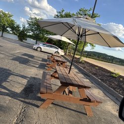 Steak ’n Shake - Outside eating area