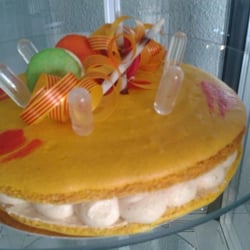 Romuald Escude - Le catalan : base de macarons, mousse au courant, compotée d'abricots et pipettes de muscats