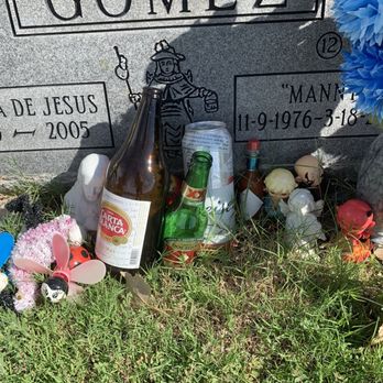 Memorial Pines Cemetary - Trash around graves - Funeral Services & Cemeteries Near Me - Sunland Park, New Mexico