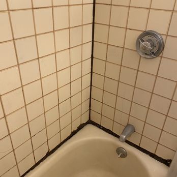 The Farrington Inn - Gross bathroom - Hotels Near Me - Allston, Massachusetts The Farrington Inn - Gross bathroom - Hotels Near Me - Allston, Massachusetts