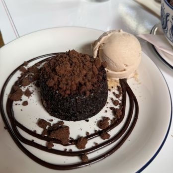 Fete - Robynne's cake - chocolate rum raisin cake from their bakery, Mille fete, with a scoop of kulolo ice cream - New American Near Me - Honolulu, Hawaii