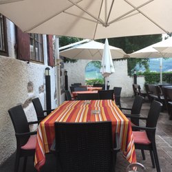 Schöne Außenterrasse mit Blick auf den Weinberg nebenan