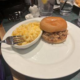 Mac n cheese and pulled pork sandwich Mac n cheese and pulled pork sandwich