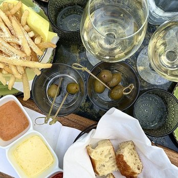 Settecento - Happy hour: house white wine, Bread and dipping sauces, and fries. - Italian Near Me - Los Angeles, California