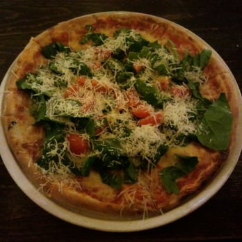 Ali Baba - Pizza mit frischem Spinat, Tomätchen und Parmesan - Pizza Near Me - Berlin, BE Ali Baba - Pizza mit frischem Spinat, Tomätchen und Parmesan - Pizza Near Me - Berlin, BE