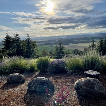 Bella Collina Bed and Breakfast - Welcoming view. - Bed & Breakfast Near Me - Amity, Oregon