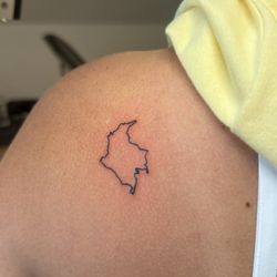 Fine Liners Tattoo Studio - Outline of Colombia