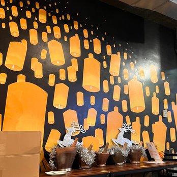 Zabb PuTawn - Wall mural of lanterns - Thai Near Me - New York, New York Zabb PuTawn - Wall mural of lanterns - Thai Near Me - New York, New York