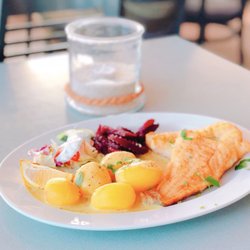Alexy - Dorsch mit Rote Beete, Butterkartoffeln und Senfsauce