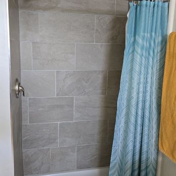 Canalside - Shower in bathroom - Seafood Near Me - Port Colborne, Ontario
