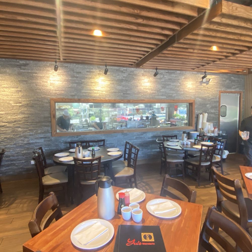 Yu's Mandarin - The kitchen & Raymond bringing our water - Chinese Near Me - Wheeling, Illinois