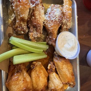 One Hot Mamas - Sriracha Honey bone-in wings and garlic parm bone-in wings - Barbeque Near Me - Bluffton, South Carolina One Hot Mamas - Sriracha Honey bone-in wings and garlic parm bone-in wings - Barbeque Near Me - Bluffton, South Carolina