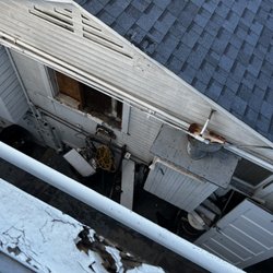 Hermosa Hotel - Trash below the "view"