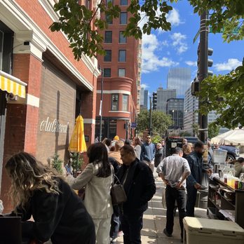 Au Cheval - Outside wait to go in - Bars Near Me - Chicago, Illinois