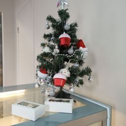 Keyto Your Heart Bakery - Cute Christmas tree inside the bakery