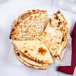 Everest Curry - Assorted bread basket(garlic, onion and plain naan)