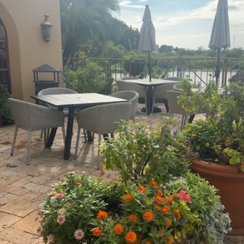 Inn On the Lakes - Patio by the pool - Hotels Near Me - Sebring, Florida Inn On the Lakes - Patio by the pool - Hotels Near Me - Sebring, Florida