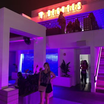 77 Degrees Rooftop - Middle level - Lounges Near Me - Houston, Texas