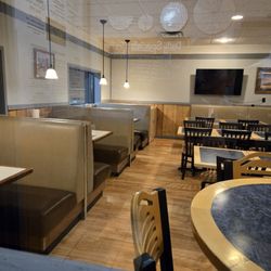 Ruby Mountain Pizza - Dining area...no people on a Friday night