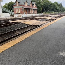 Newark Train Station - Platform looks scary to maneuver,