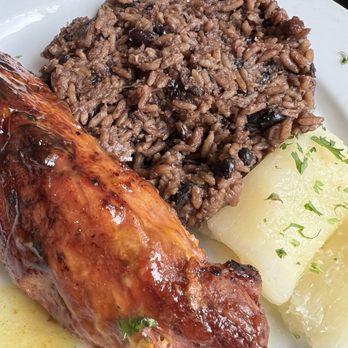 Marcelo Restaurante - Cerdo ahumado con arroz congrí y yuca - Seafood Near Me - Caguas, Puerto Rico