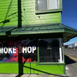 VIP SMOKE & VAPE - Side