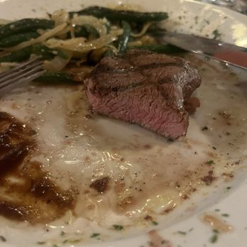 Aberdeen Barn Steakhouse - 8 Ounce USDA Stockyard Angus Premium Sirloin with Green Beans - Steakhouses Near Me - Virginia Beach, Virginia Aberdeen Barn Steakhouse - 8 Ounce USDA Stockyard Angus Premium Sirloin with Green Beans - Steakhouses Near Me - Virginia Beach, Virginia