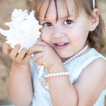 LeLuxe Hawaii - Lena and Kyle worked wonders with my little girl (she usually does not enjoy pictures :)) - Wedding Planning Near Me LeLuxe Hawaii - Lena and Kyle worked wonders with my little girl (she usually does not enjoy pictures :)) - Wedding Planning Near Me