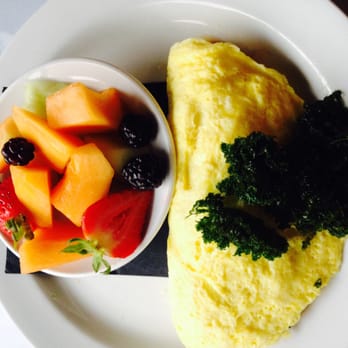 Roosevelt Room - Salmon, cream cheese, onion and kale omelette with fresh fruit - American Near Me - Quinault, Washington