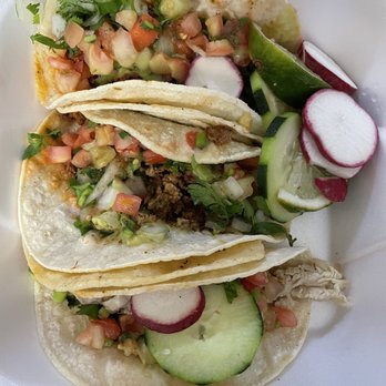 Taqueria Los Chilangos - 1 taco de pollo and 2 de chorizo - Food Trucks Near Me - Miami, Florida Taqueria Los Chilangos - 1 taco de pollo and 2 de chorizo - Food Trucks Near Me - Miami, Florida