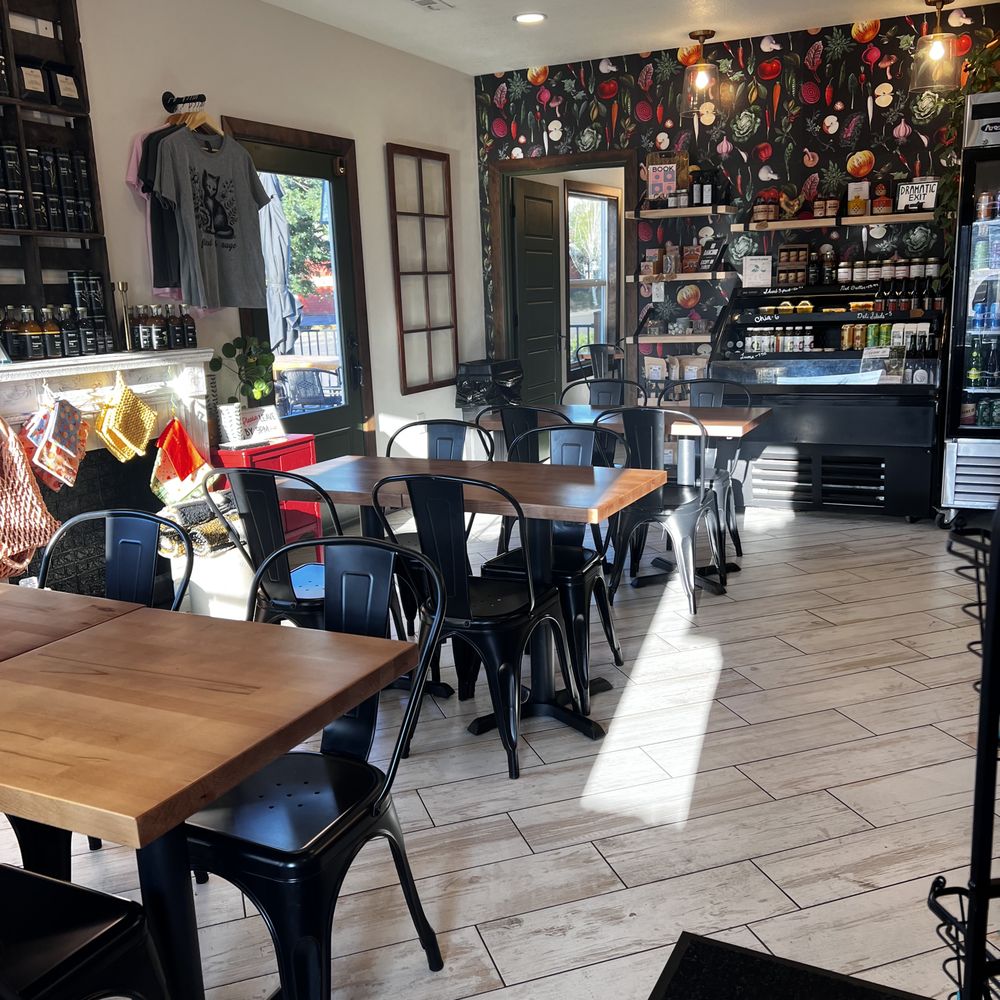 Farmers Corner - Inside dining room - Delis Near Me - Silverton, Oregon