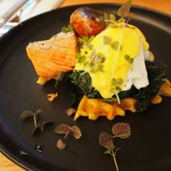 Billykart - Eggs bender, crispy potato waffles, hot smoked salmon, poached eggs, horseradish hollandaise (21.5)