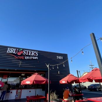 Bruster's Real Ice Cream - Outside seating - Ice Cream & Frozen Yogurt Near Me - Huntington Beach, California