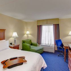 Hampton Inn & Suites Fredericksburg South - Guest room