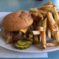 Leonard's Cherry-Knoll Restaurant - Burger and fries