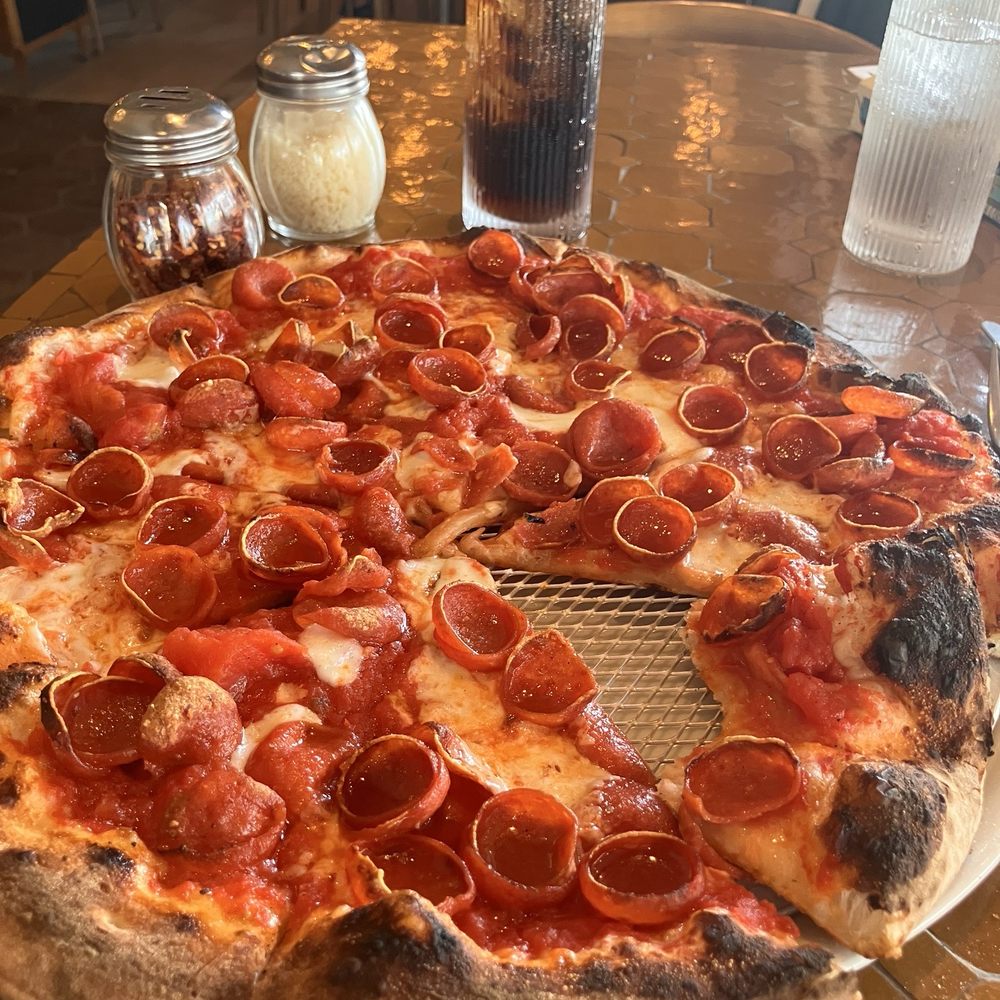 10 dollar happy hour pizza!!!!!!!!!! 10 dollar happy hour pizza!!!!!!!!!!