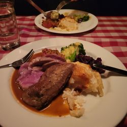 Chez Henri Restaurant & Bistrot - CANARD AUX FRUITS OU AU POIVRE (roast duck)