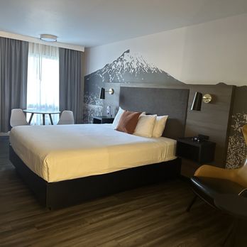 Waypoint Hotel - Standard king room - Hotels Near Me - Bend, Oregon