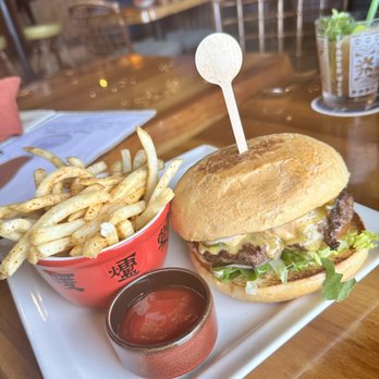 Trader Vic's - Trader Vic's Burger - Hawaiian Near Me - Emeryville, California