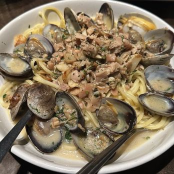 Vitello's Restaurant - Linguine Vongole - Italian Near Me - Studio City, California Vitello's Restaurant - Linguine Vongole - Italian Near Me - Studio City, California
