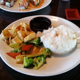 Tofu teriyaki with white rice and grilled vegetables.