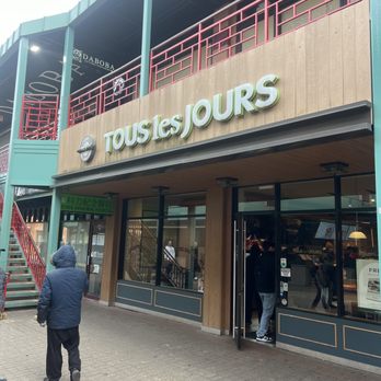 Tous Les Jours - Outside of the Bakery - Coffee & Tea Near Me - Chicago, Illinois