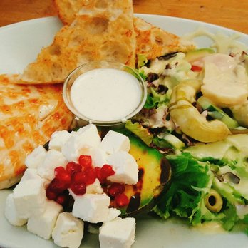 Cooperativa - Avopollo: Salat mit gegrilltem Hähnchen, Feta, gegrilltem avocado und Salat - Mediterranean Near Me - Munich, BY Cooperativa - Avopollo: Salat mit gegrilltem Hähnchen, Feta, gegrilltem avocado und Salat - Mediterranean Near Me - Munich, BY
