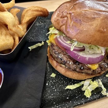 Brook's Kitchen & Tap - Brook's Burger - Bars Near Me - Oakbrook Terrace, Illinois