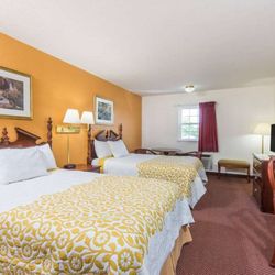 Days Inn by Wyndham Amherst - Guest room