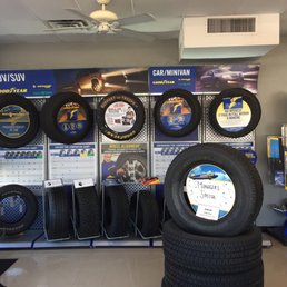 Yes they have tires!