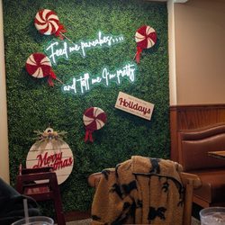 Four Seasons Diner - Dining room