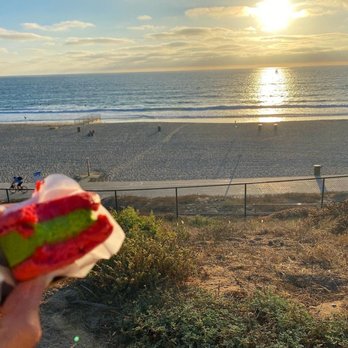 Poke Rainbow - Green tea macaroon ice cream sandwich - Poke Near Me - Redondo Beach, California Poke Rainbow - Green tea macaroon ice cream sandwich - Poke Near Me - Redondo Beach, California