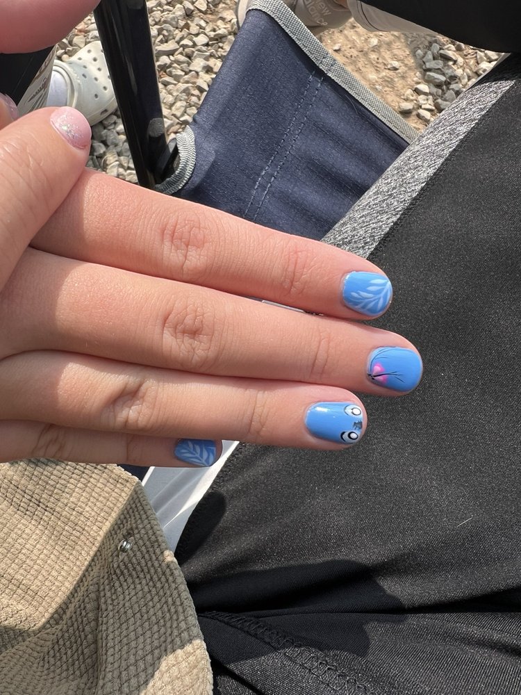 Lily's Nails Logo